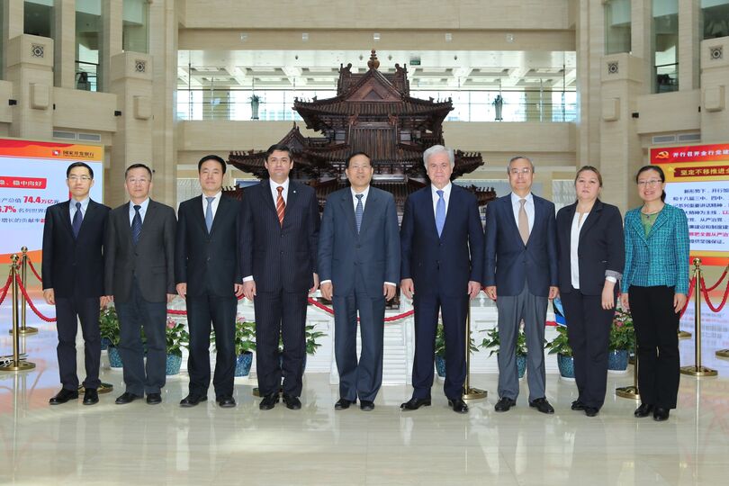 встреча Р. Алимова с Президентом Государственного банка развития Китая Чжэн Чжицзе