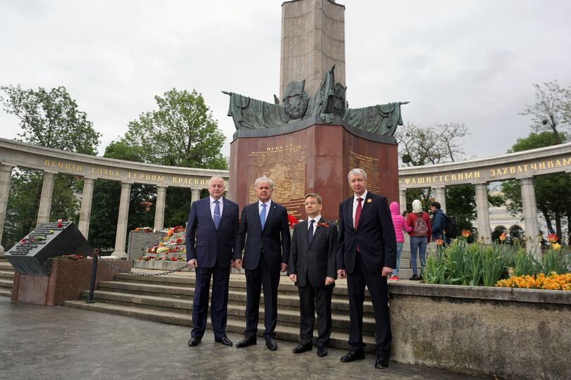 Делегация ШОС у памятника героям Красной Армии в Вене