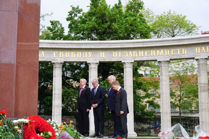 Делегация ШОС у памятника героям Красной Армии в Вене