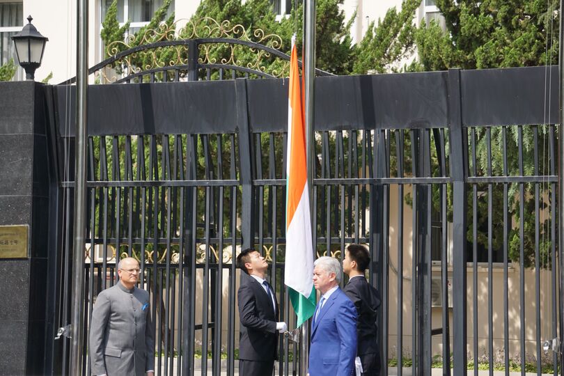 Торжественная церемония поднятия государственных флагов двух новых государств-членов Организации - Республики Индии и Исламской Республики Пакистан