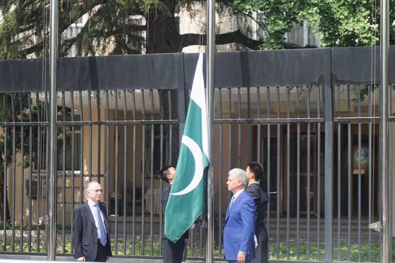 Торжественная церемония поднятия государственных флагов двух новых государств-членов Организации - Республики Индии и Исламской Республики Пакистан