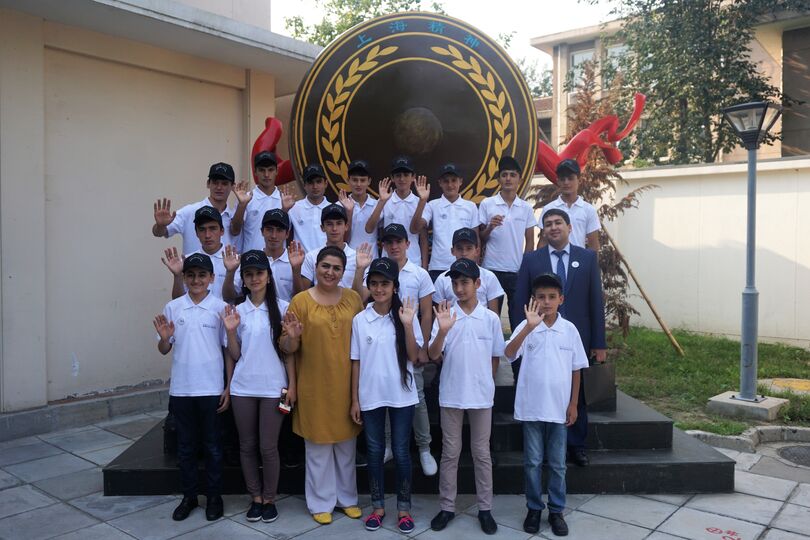 Таджикские школьники посетили Штаб-квартиру ШОС
