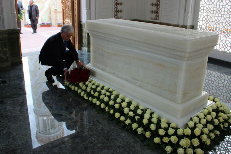 Р.Алимов возложил цветы к мемориальному комплексу первого Президента Республики Узбекистан