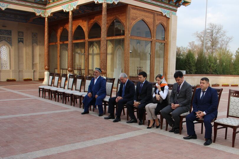 Р.Алимов возложил цветы к мемориальному комплексу первого Президента Республики Узбекистан