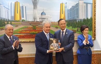 Книга Н.Назарбаева «Эра независимости» передана в библиотеку ШОС