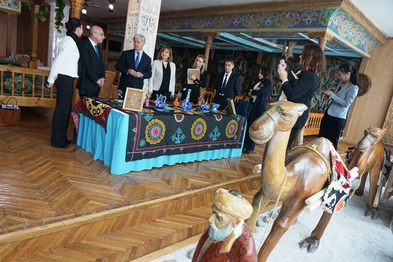 Ознакомление с выставкой прикладного искусства таджикских мастеров, развернутой в гостинице «Таджикистан»