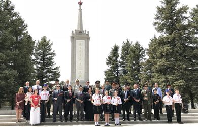 Торжественная церемония возложения венков по случаю 73-й годовщины Великой Победы
