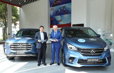 Генеральный секретарь ШОС и вице-президент Шанхайской автомобильной корпорации подписали документ о передаче автомобилей в дар Секретариату ШОС 