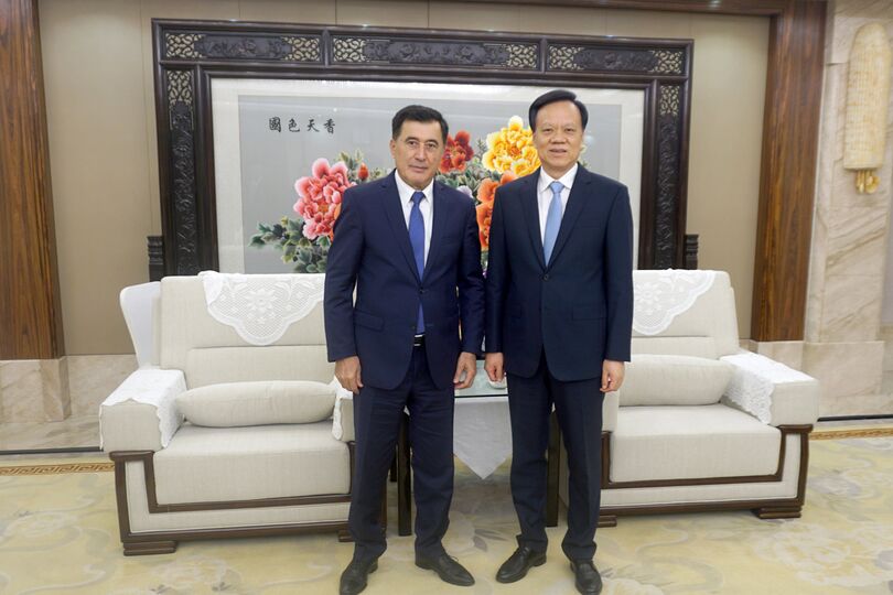 Генеральный секретарь ШОС Владимир Норов провел встречу с секретарем парткома города Чунцин Чэнь Миньэром