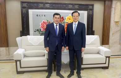 Генеральный секретарь ШОС Владимир Норов провел встречу с секретарем парткома города Чунцин Чэнь Миньэром