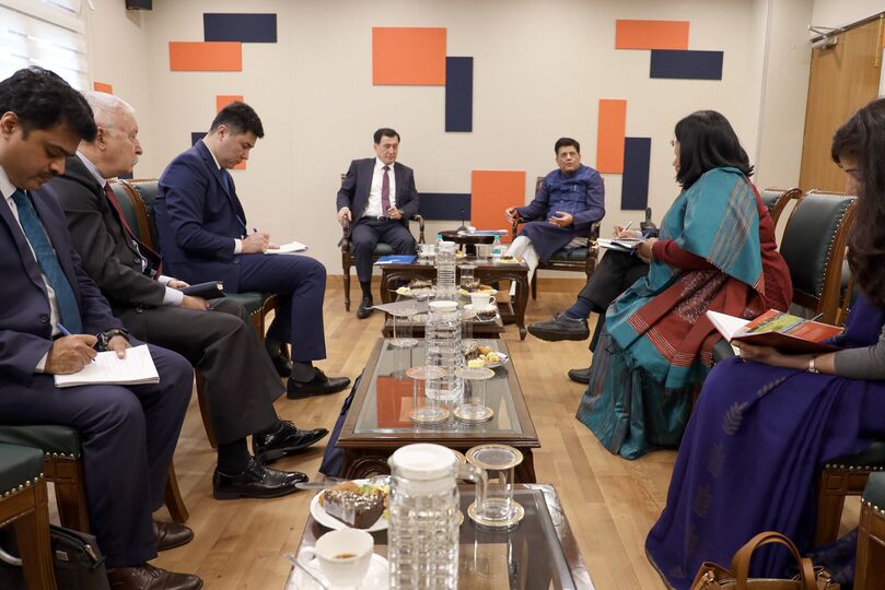 Генеральный секретарь ШОС провел встречу с Министром коммерции и индустрии, Министром железных дорог Республики Индии