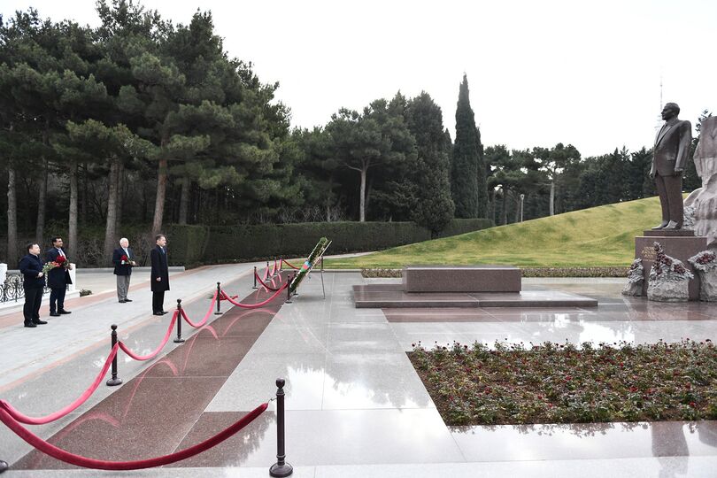 Миссия ШОС почтила память Гейдара Алиева