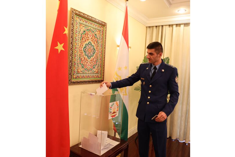 Члены Миссии наблюдателей от ШОС посетили Избирательный участок №3 в Посольстве Таджикистана в г.Пекин 