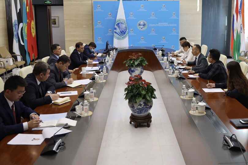 Встреча Генерального секретаря ШОС с вице-президентом и генеральным секретарём Китайской торговой ассоциации по услугам 