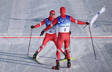 Во второй день соревнований два спортсмена от команды ОКР поднялись на олимпийский подиум в мужском скиатлоне. 