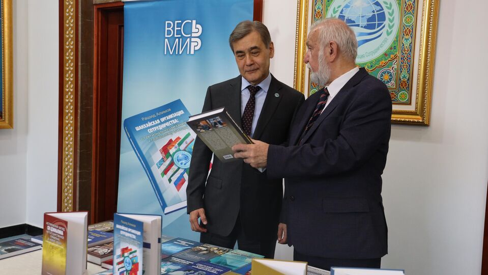 A ceremony of Books Handover was held at the SCO Secretariat