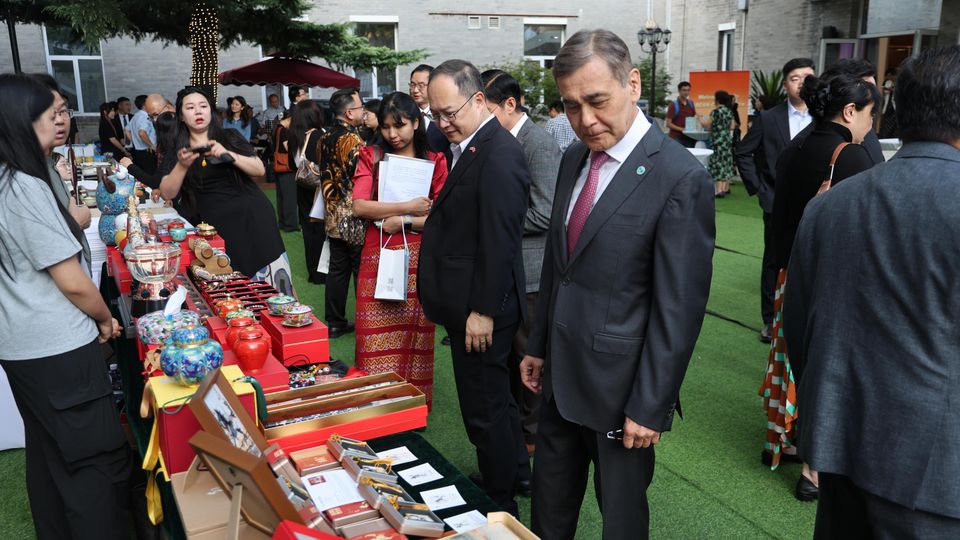 Secretary-General Visits the ASEAN–China Centre