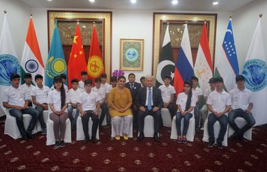 Таджикские школьники посетили Штаб-квартиру ШОС