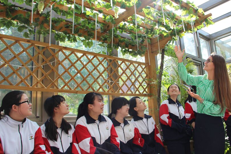 Ровесники ШОС посетили Штаб-квартиру Организации