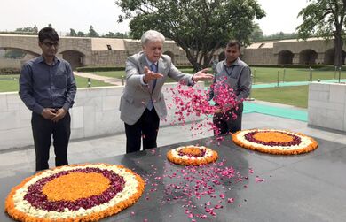 Генсекретарь ШОС Р.Алимов посетил мемориальный комплекс М.Ганди  и оставил запись в книге памяти