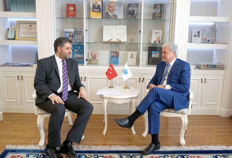 Встреча Генерального секретаря ШОС Р.Алимова с Чрезвычайным и Полномочным Послом Турецкой Республики в КНР Эмином Оненом